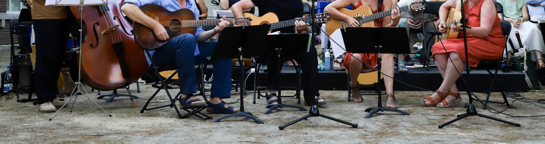 foto folk orkest binnenplein zonnige dag