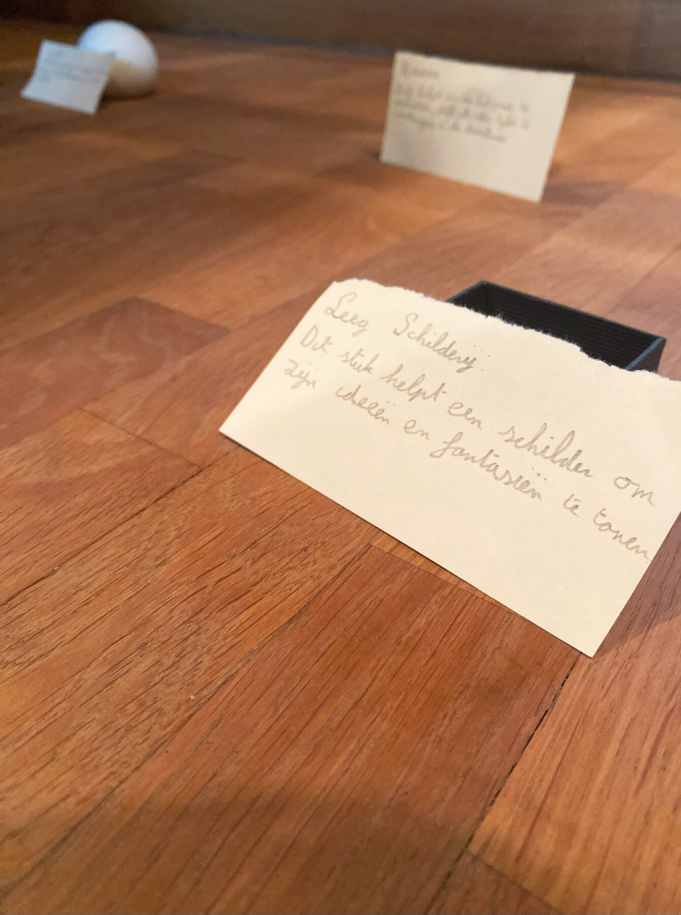 foto handgeschreven kaarten op de vloer als een expositie